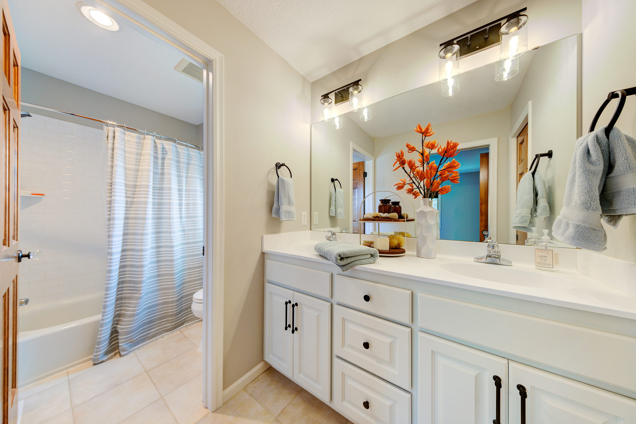 18 Bathroom Upstairs