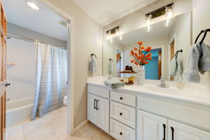 18 Bathroom Upstairs