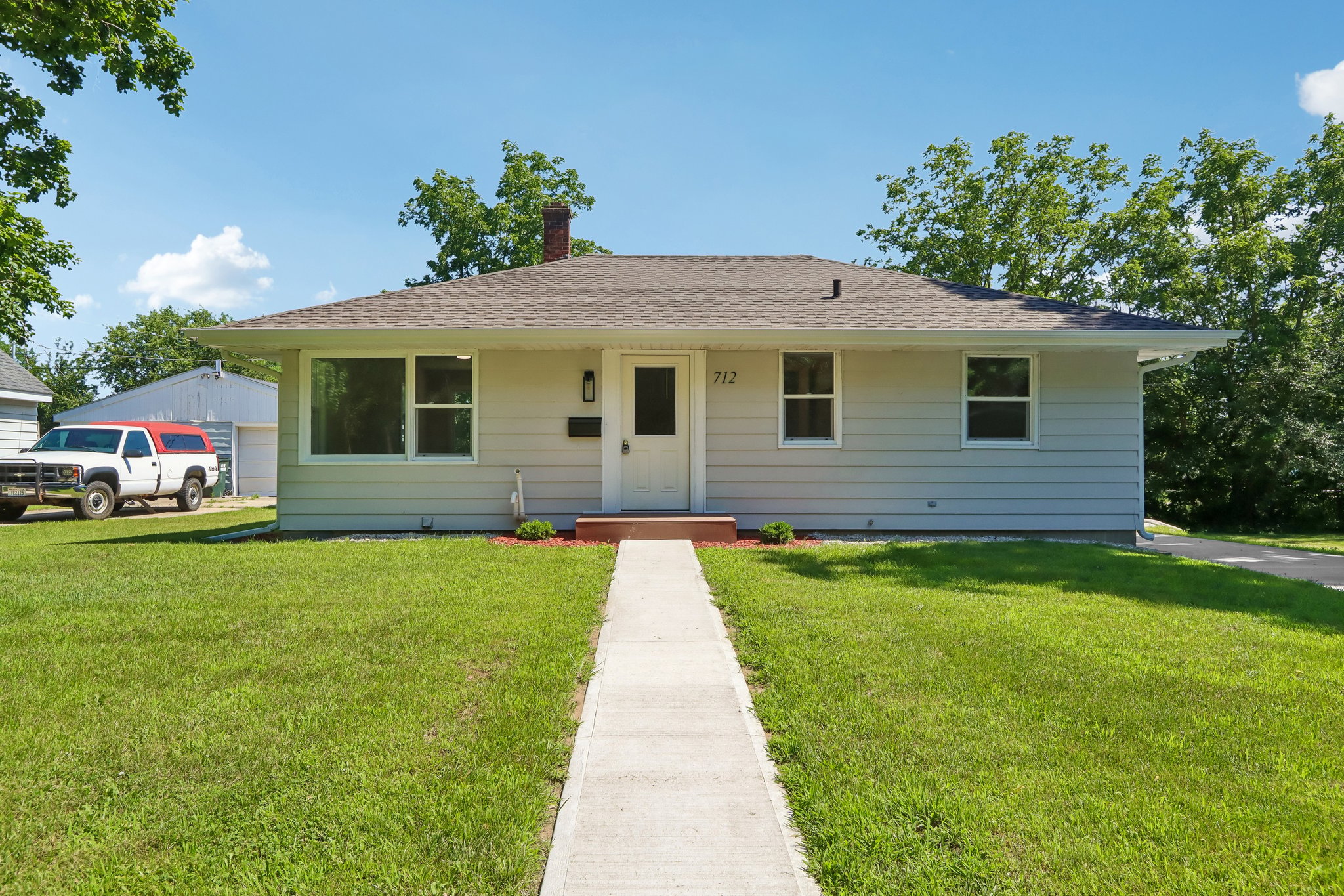E Edgewater St-S1407-002.jpg