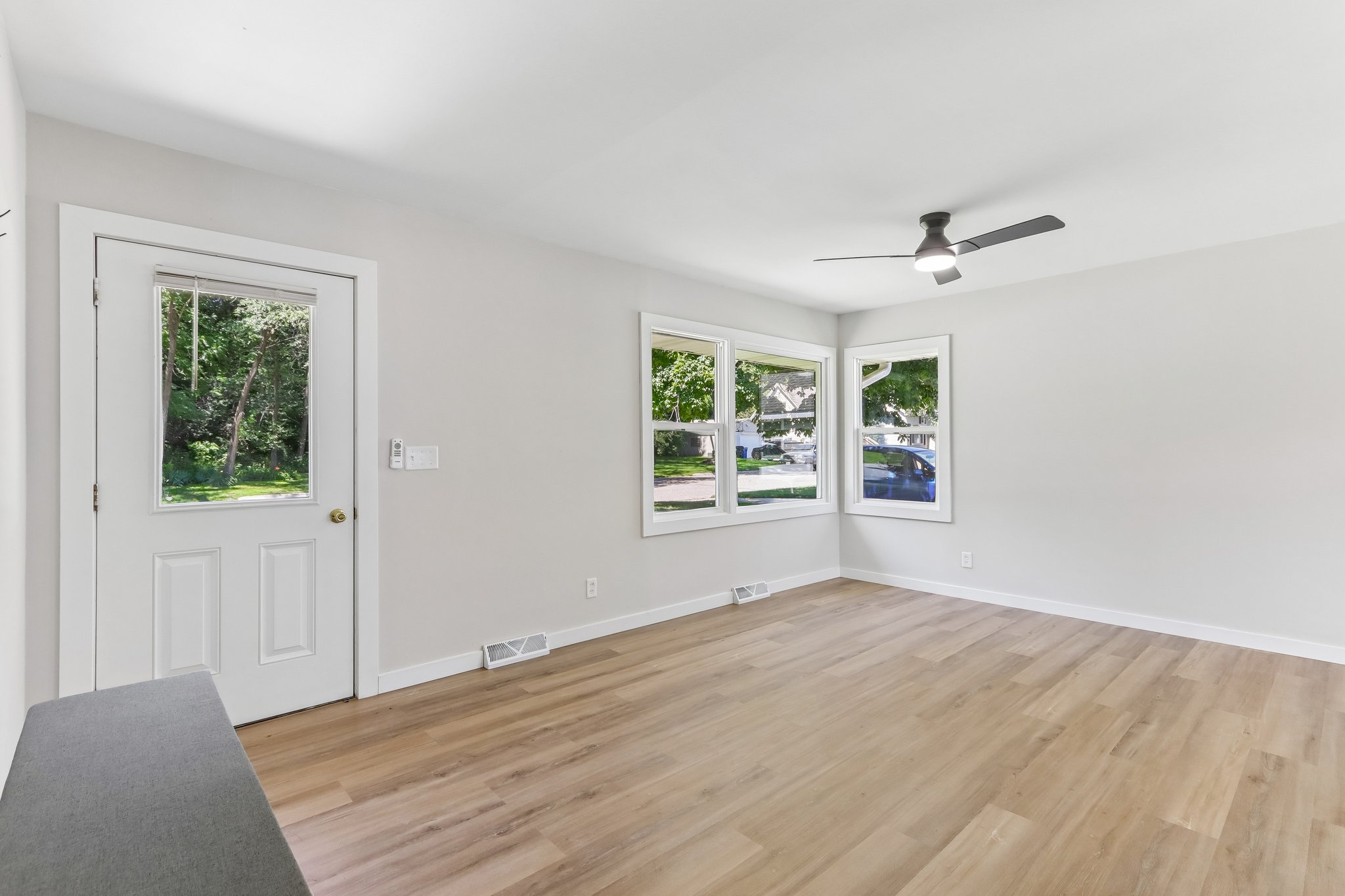 E Edgewater St-S1407-005.jpg