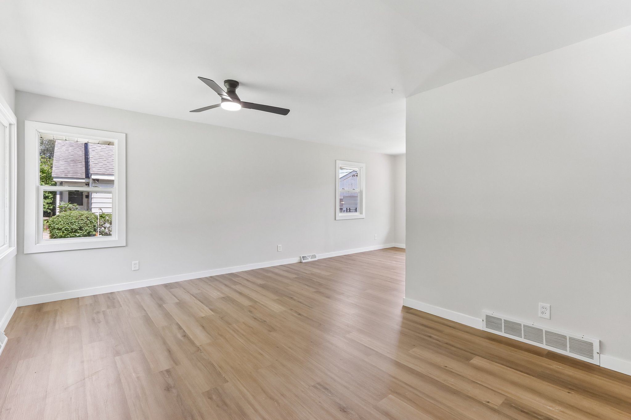 E Edgewater St-S1407-009.jpg