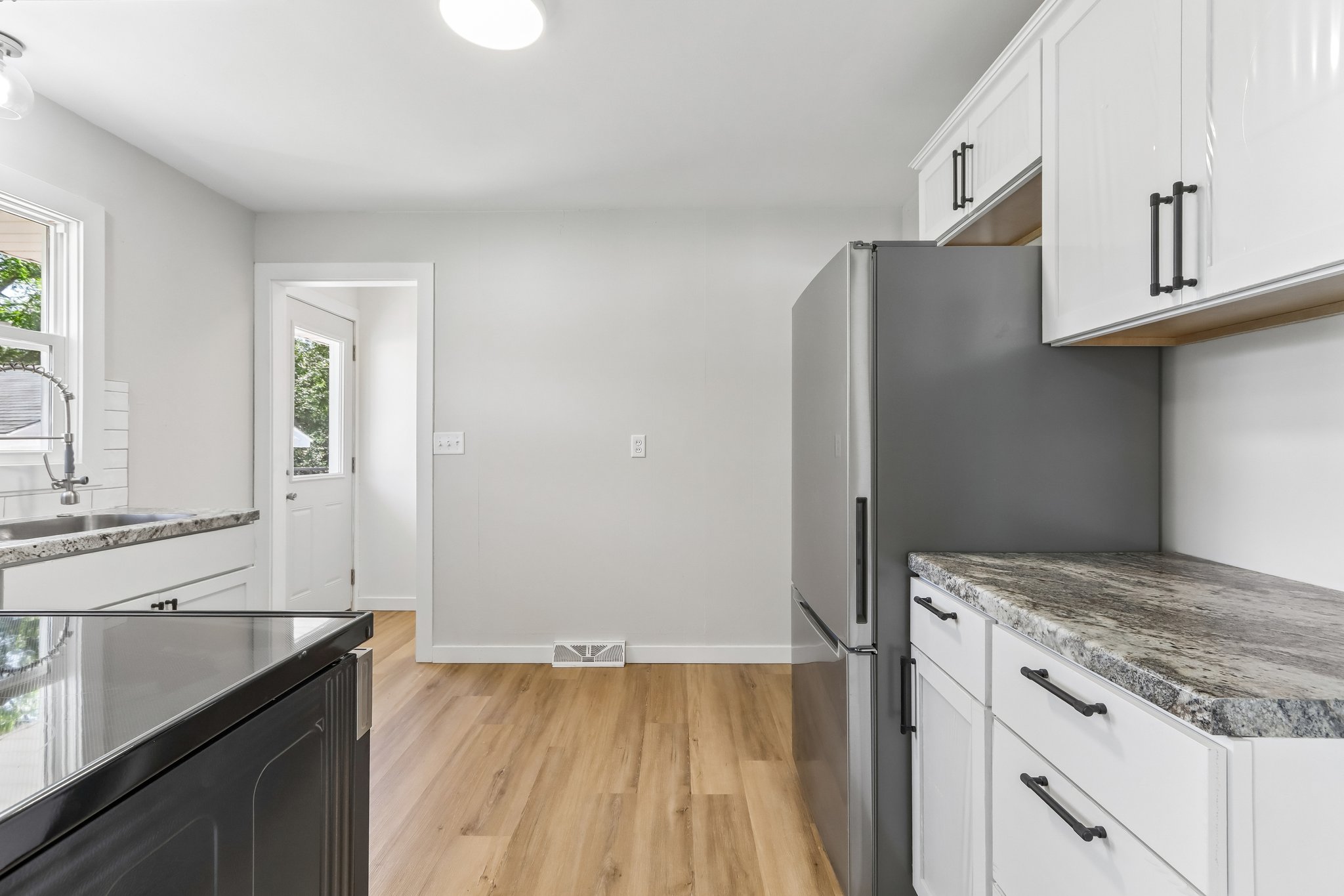 E Edgewater St-S1407-011.jpg