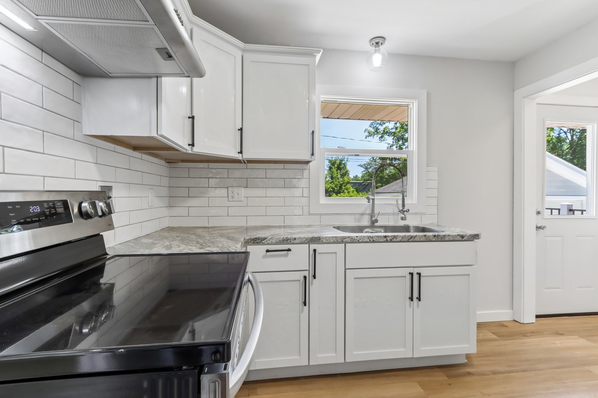 E Edgewater St-S1407-013.jpg