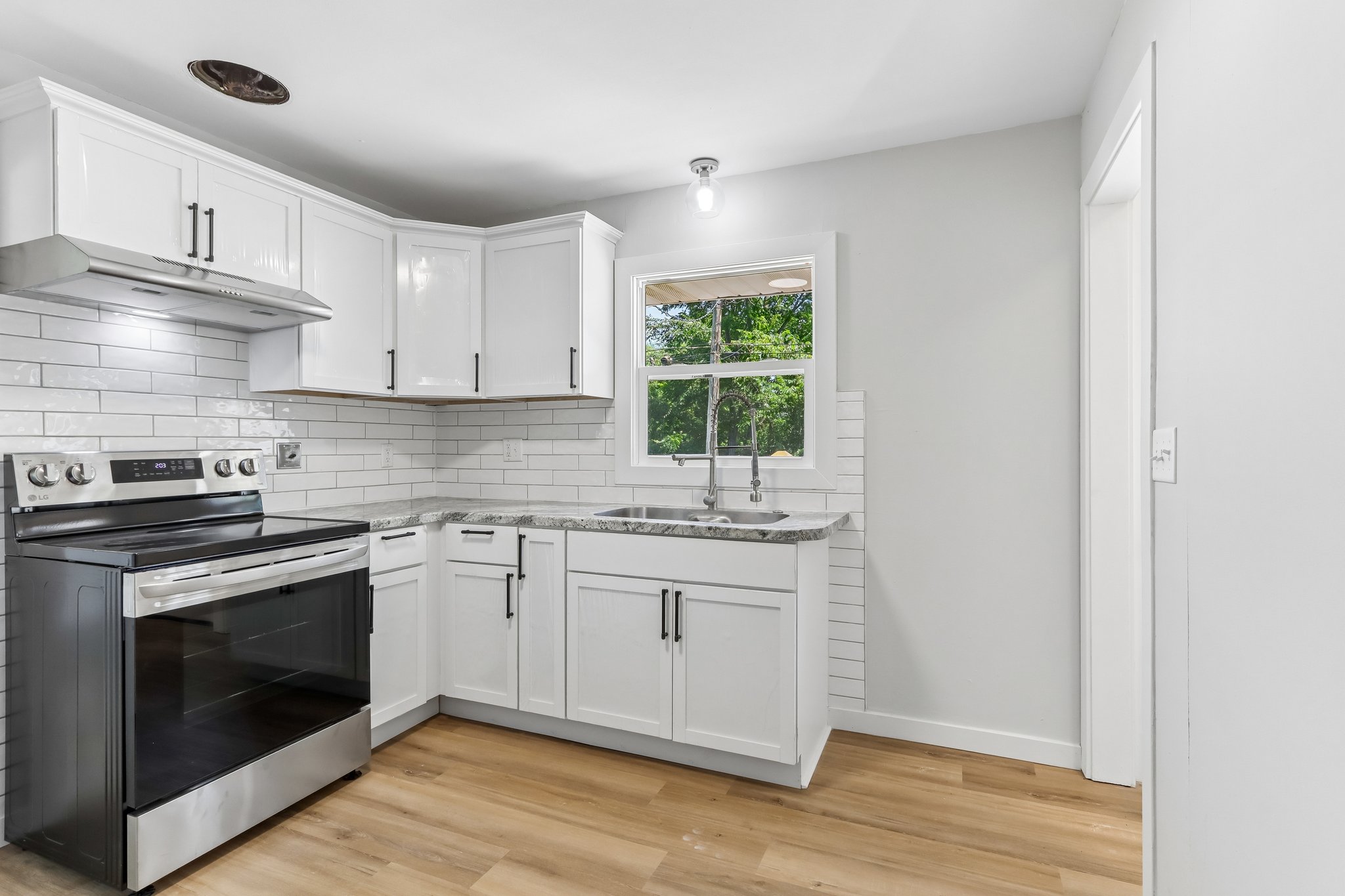 E Edgewater St-S1407-014.jpg