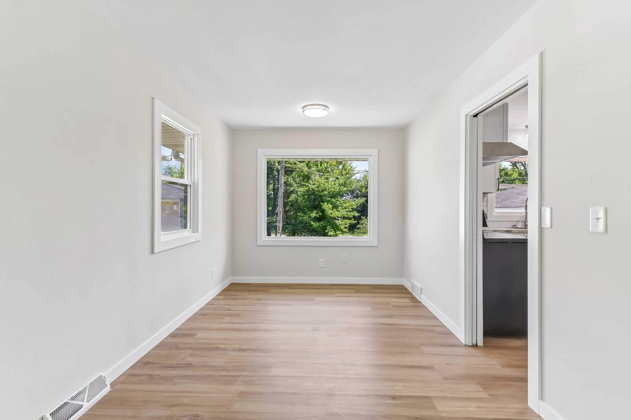 E Edgewater St-S1407-017.jpg