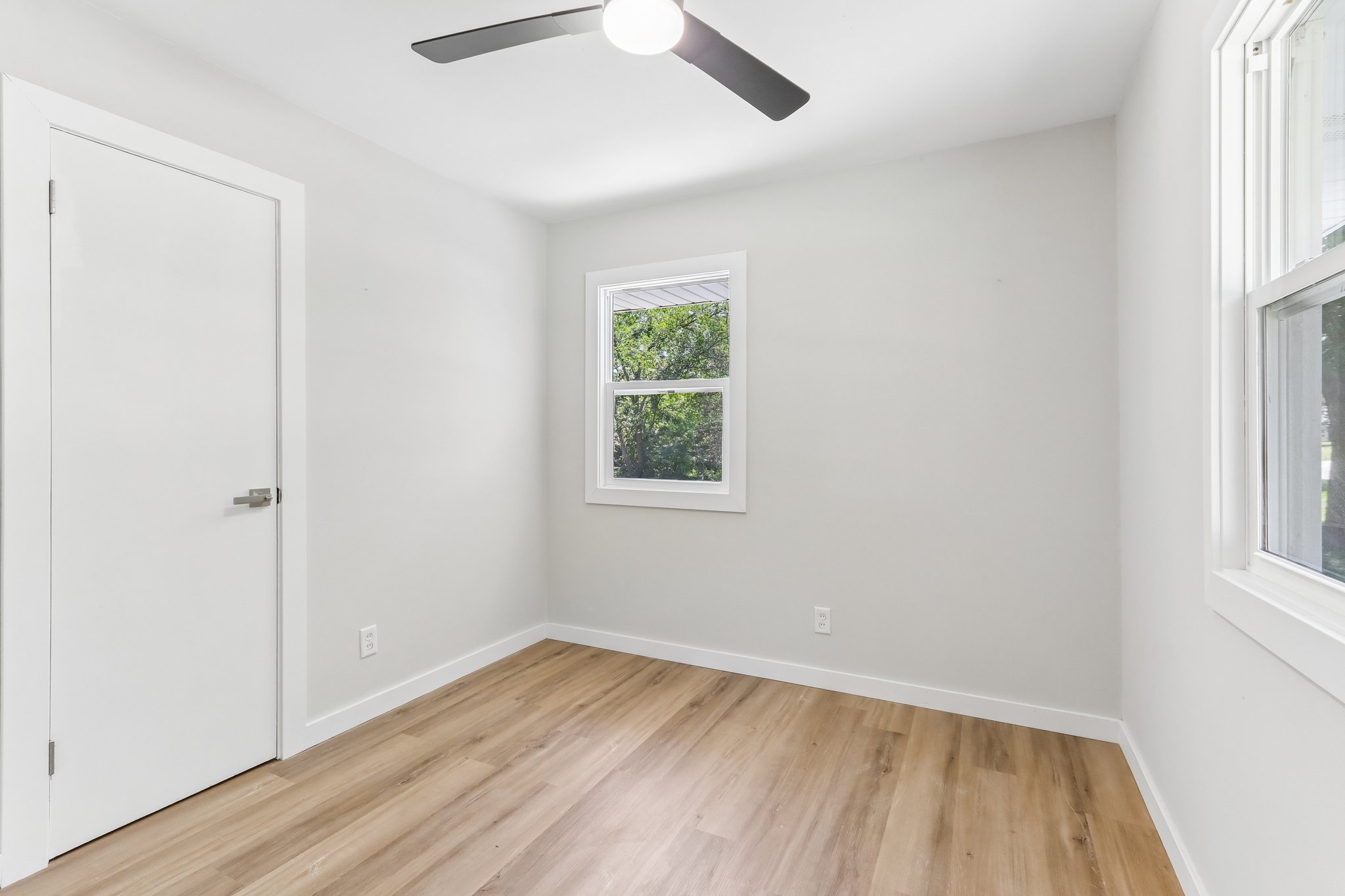E Edgewater St-S1407-020.jpg