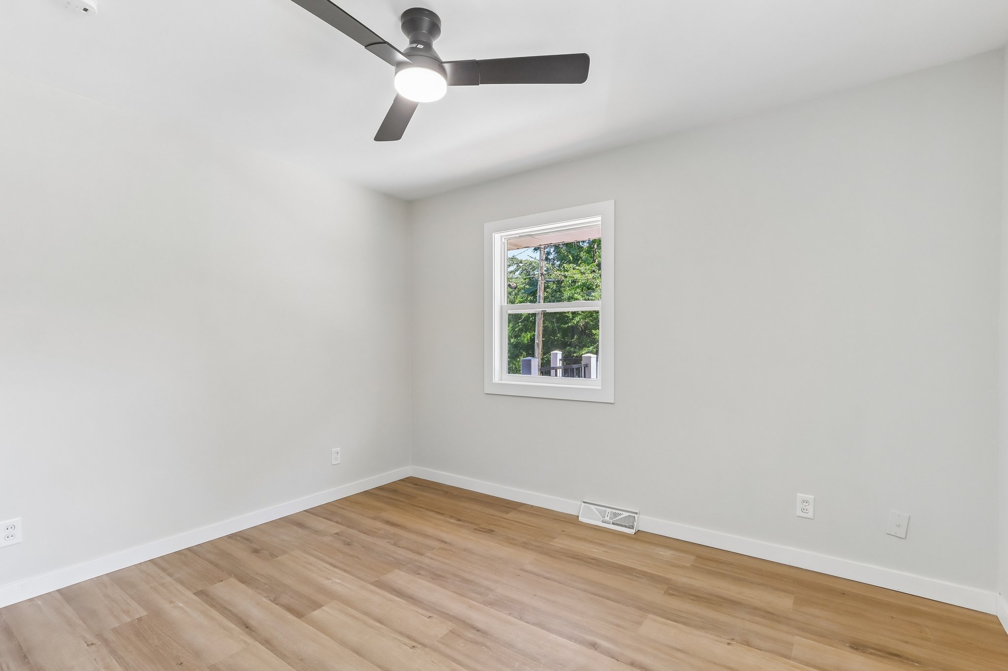 E Edgewater St-S1407-023.jpg