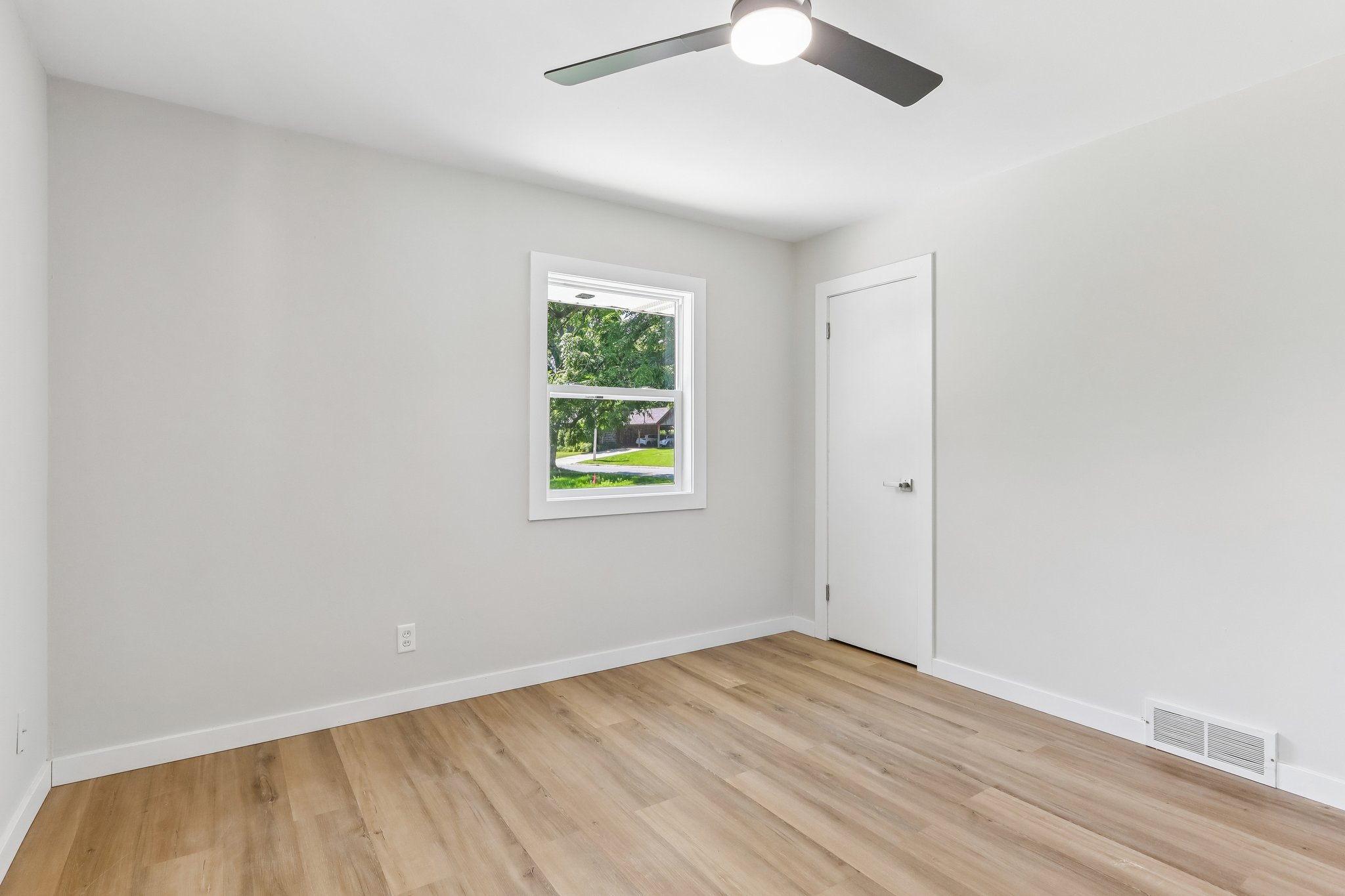 E Edgewater St-S1407-024.jpg