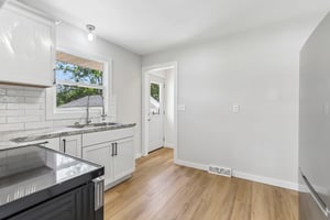 E Edgewater St-S1407-012.jpg