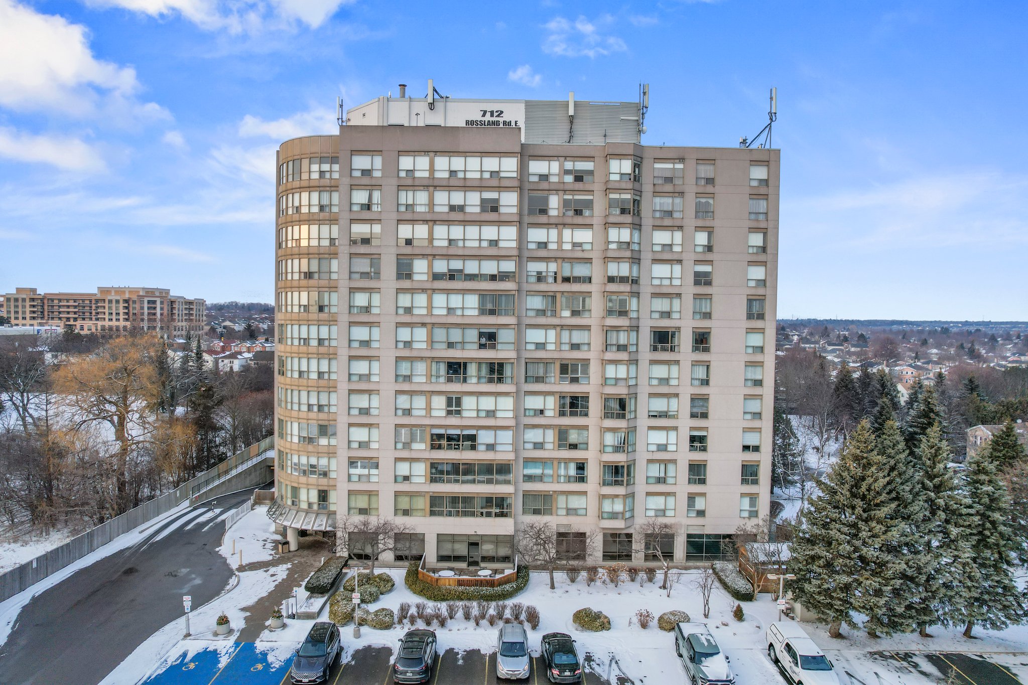 712 Rossland Rd E Unit 415 Whitby, ON L1N 9E8