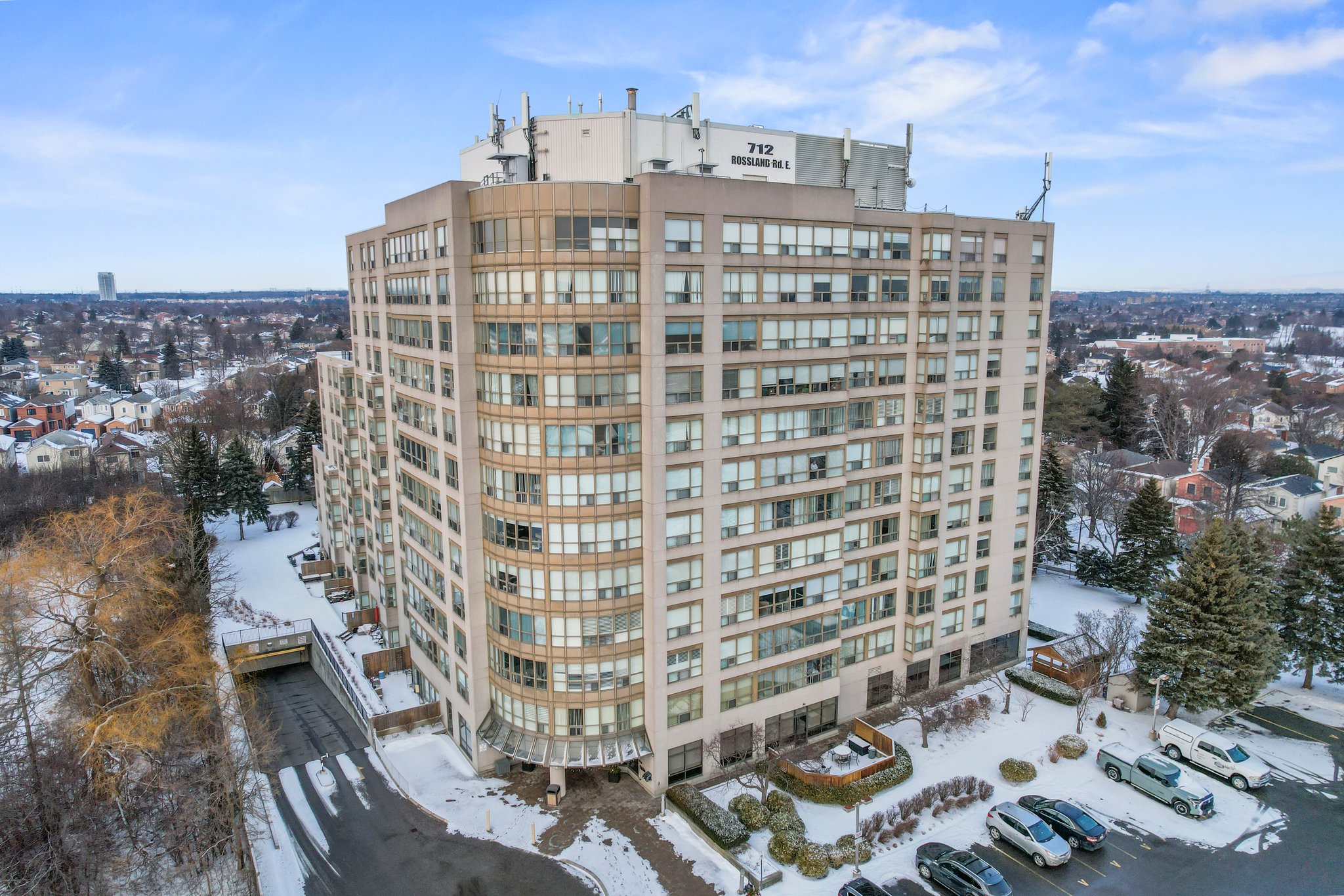 712 Rossland Rd E Unit 415 Whitby, ON L1N 9E8