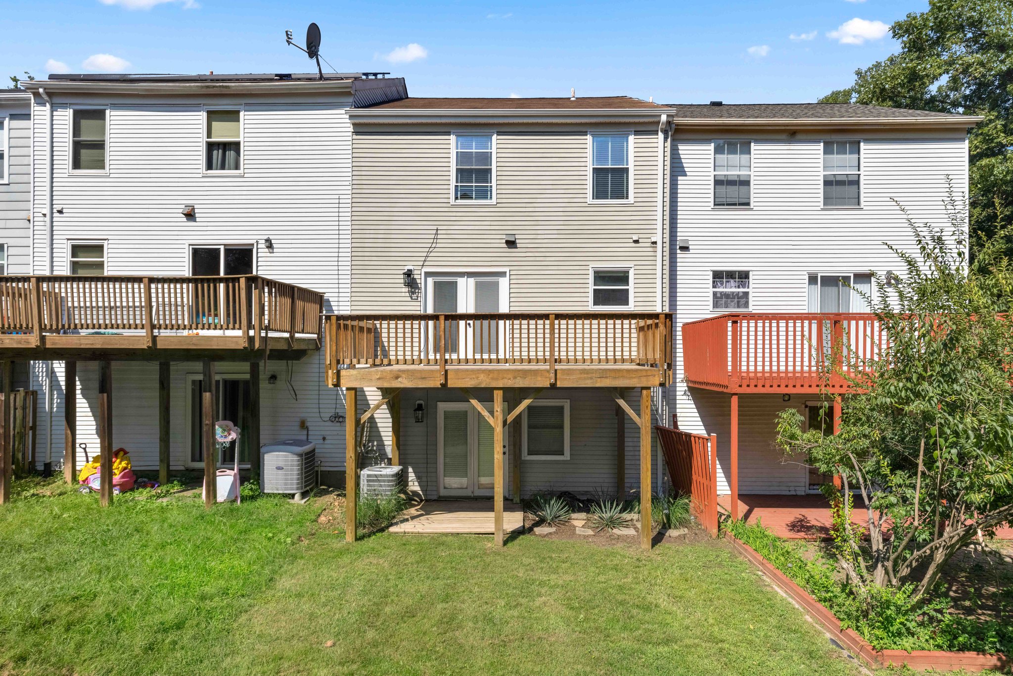 40. Back exterior.jpg