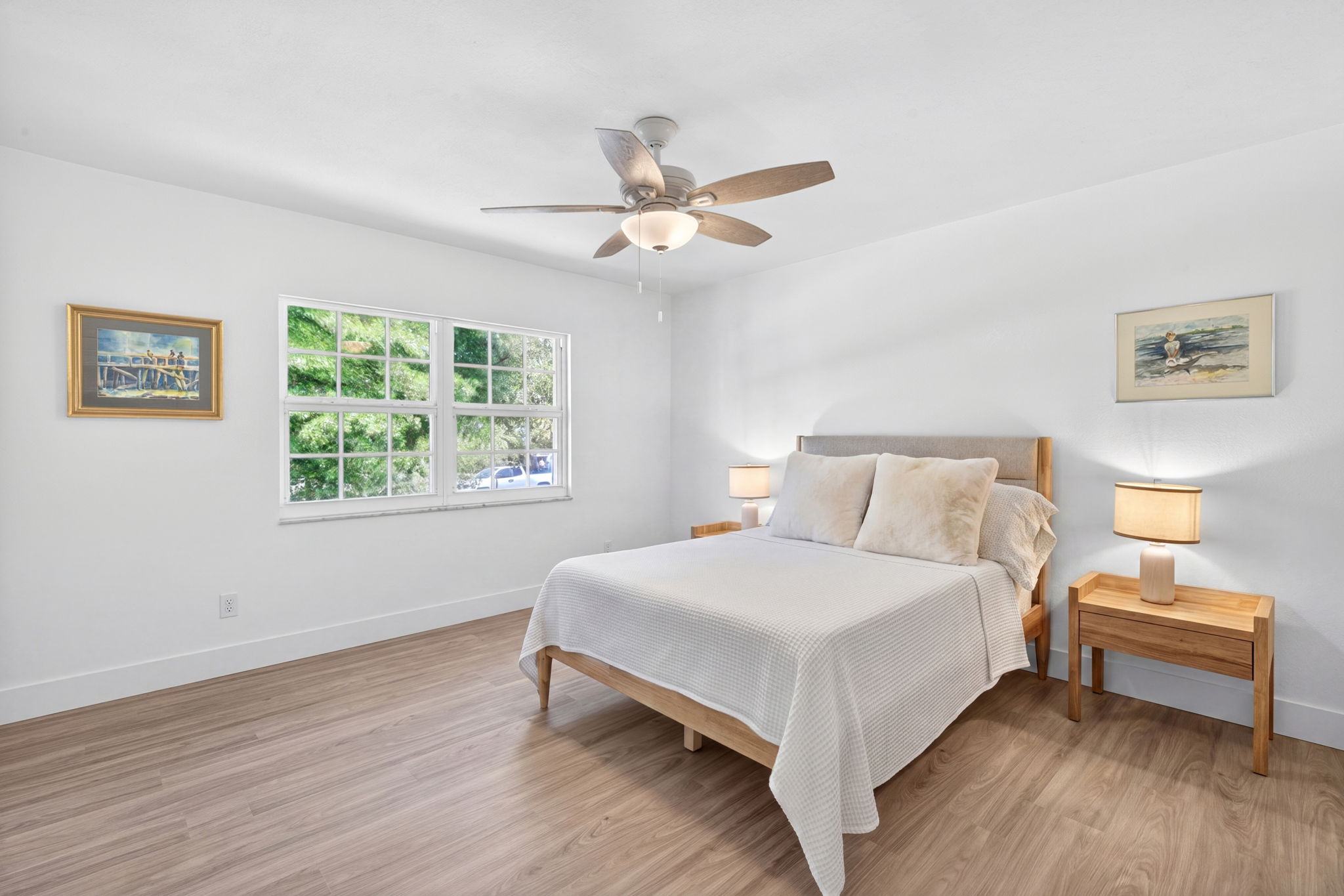 Guest Bedroom 1-r