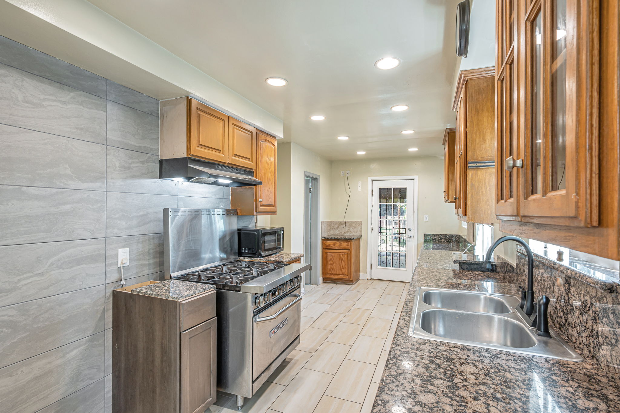 011_7134 Stansbury Ave 
