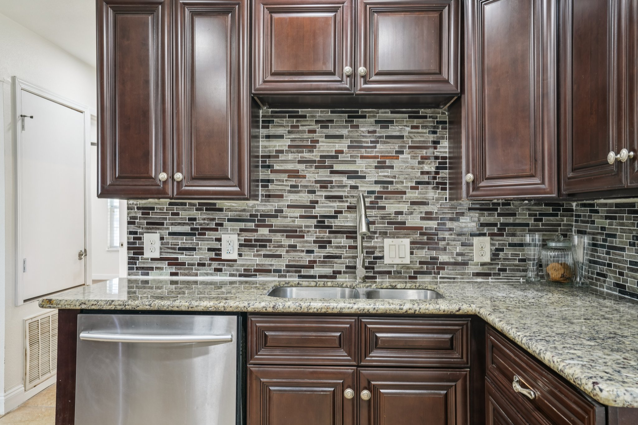 S Milam St-S0103-012.jpg