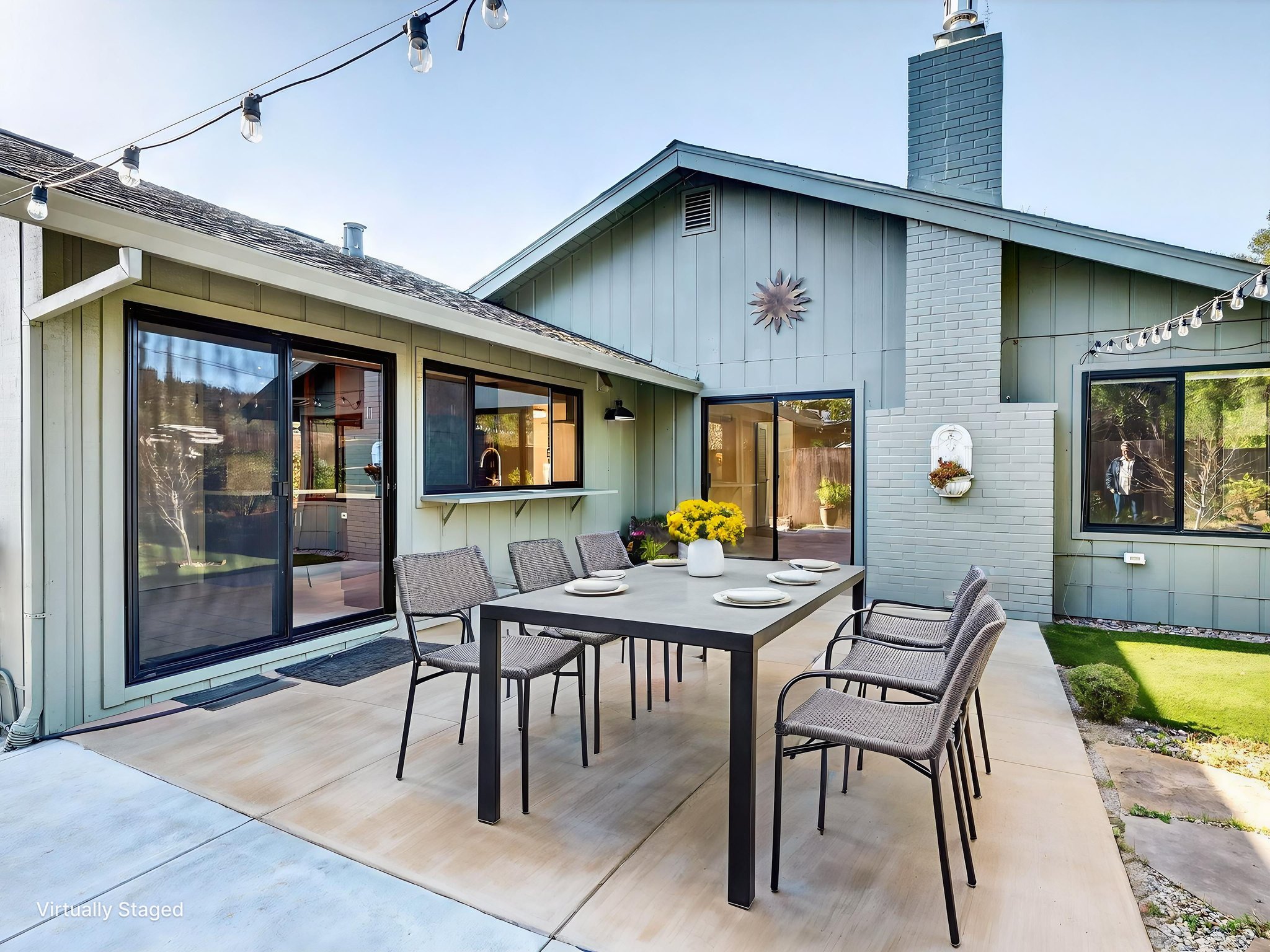 DSC03633 virtually staged.jpeg