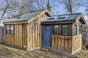 Shed with easy access to alleyway