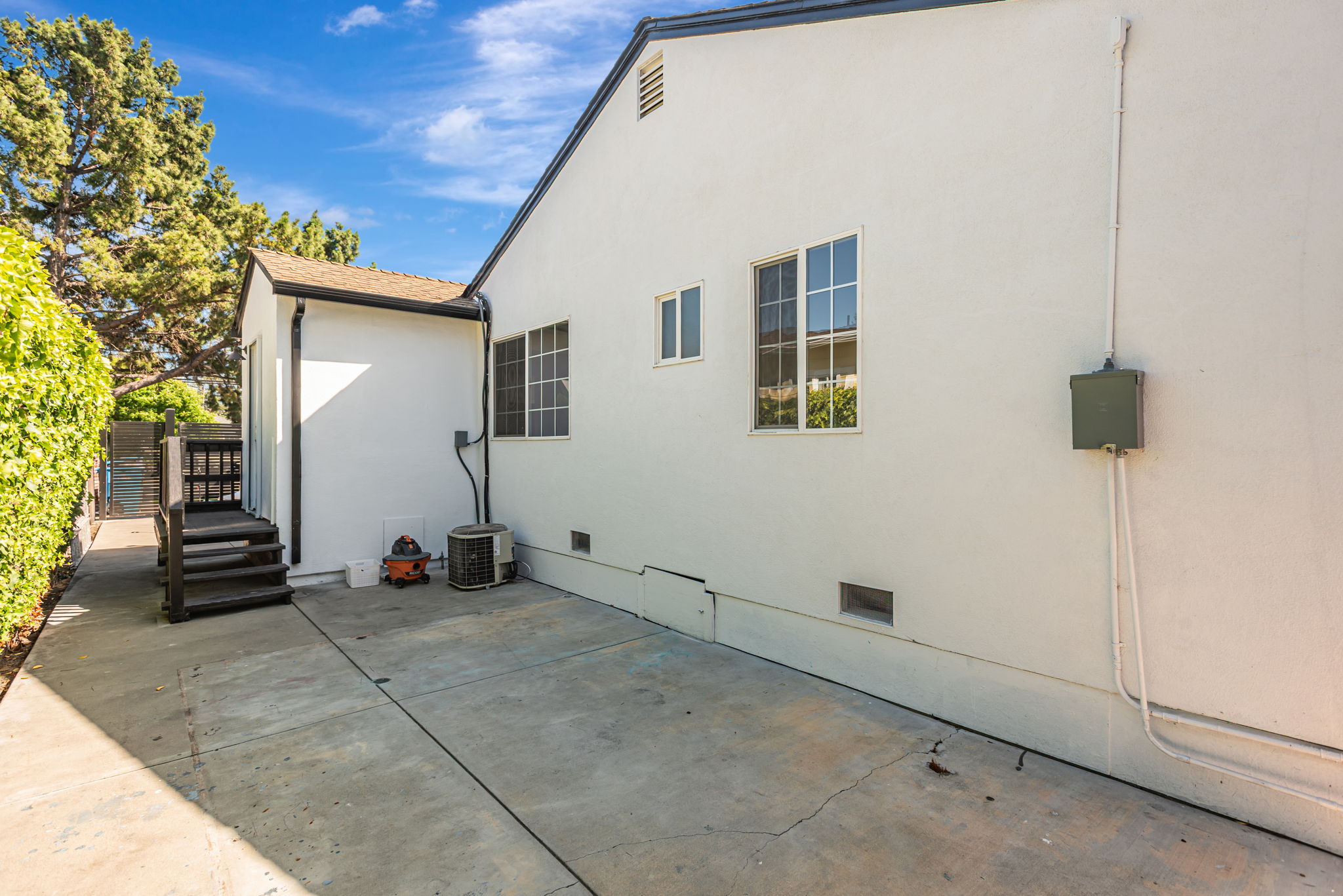 054_718 Whipple Ave  Redwood