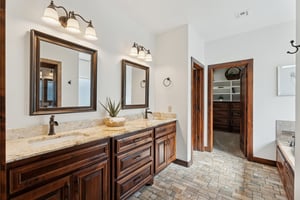 719 Karen Ave_029.jpg