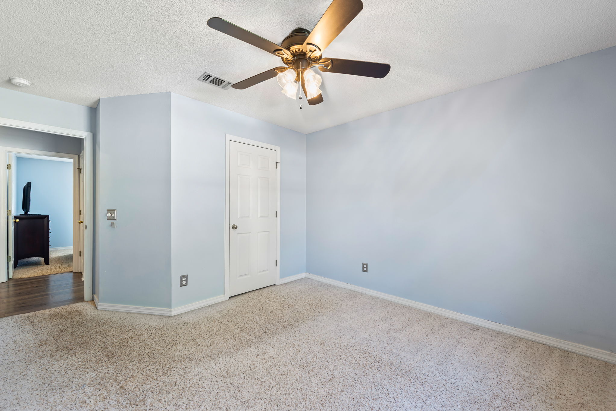 Bedroom Showing Closet