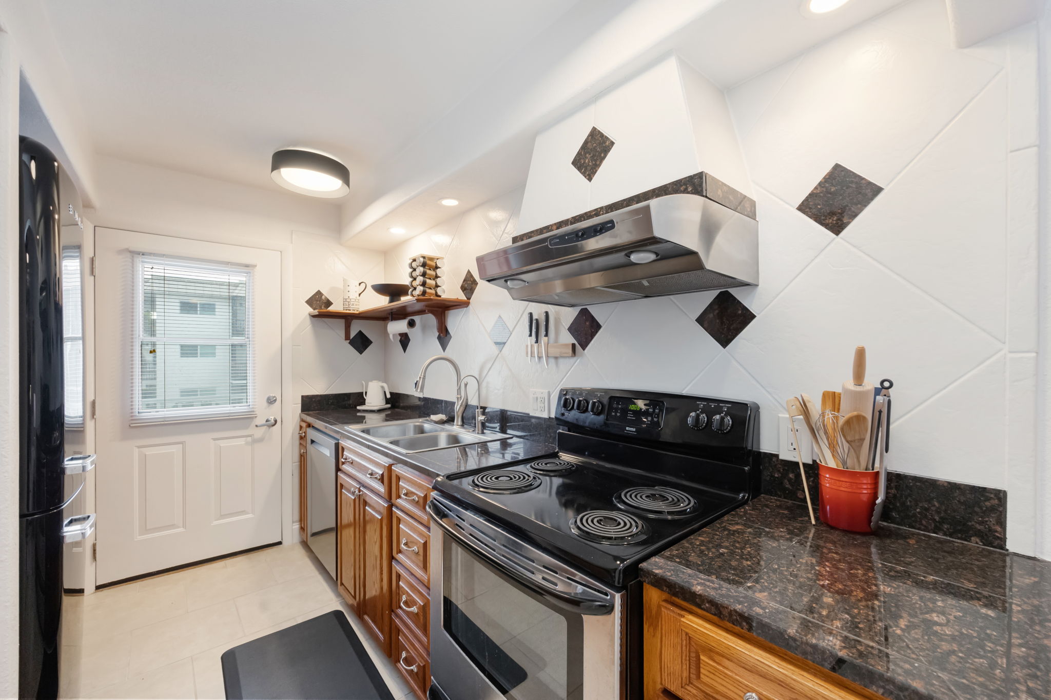 Kitchen w/Rear Entry