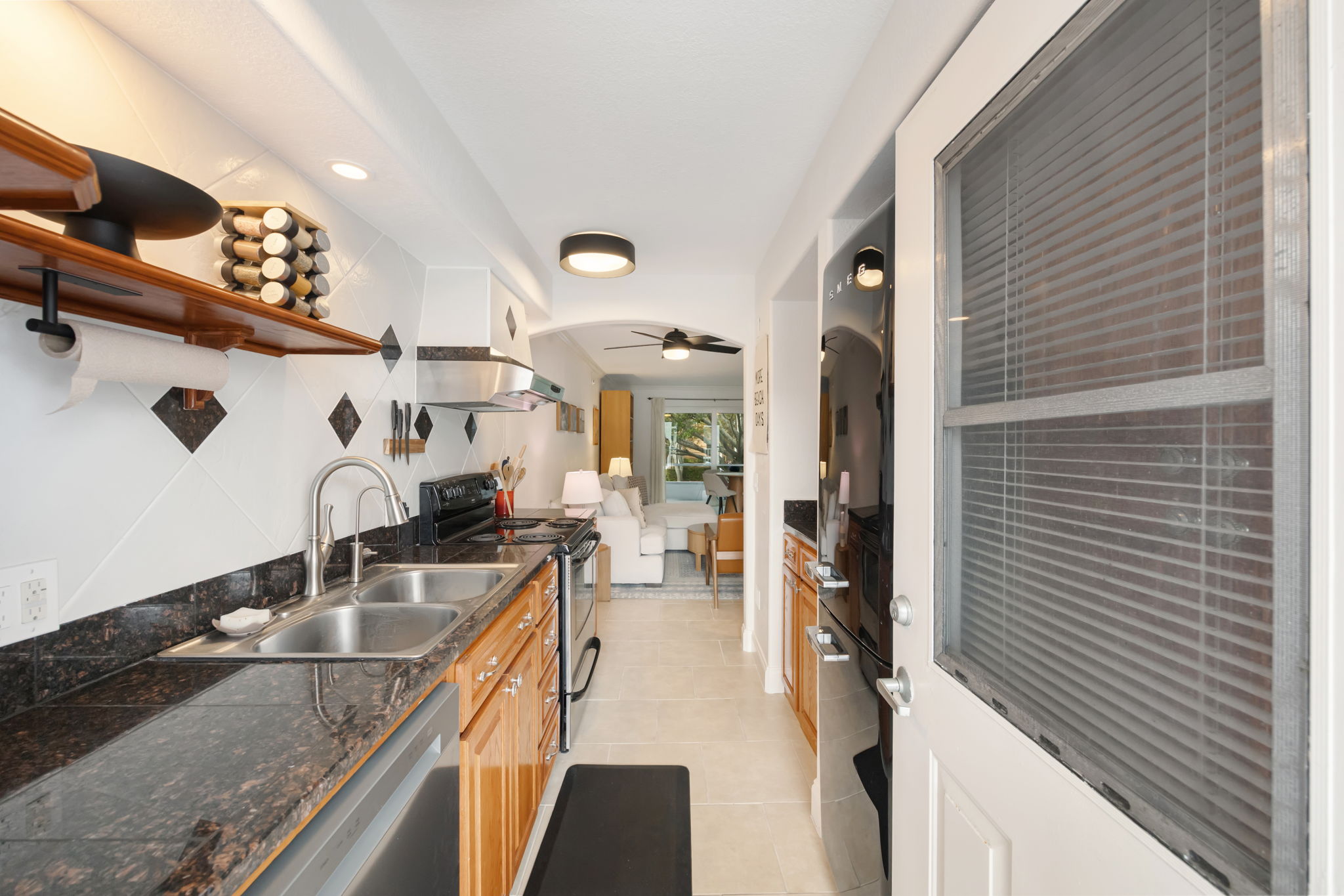 Kitchen w/Rear Entry
