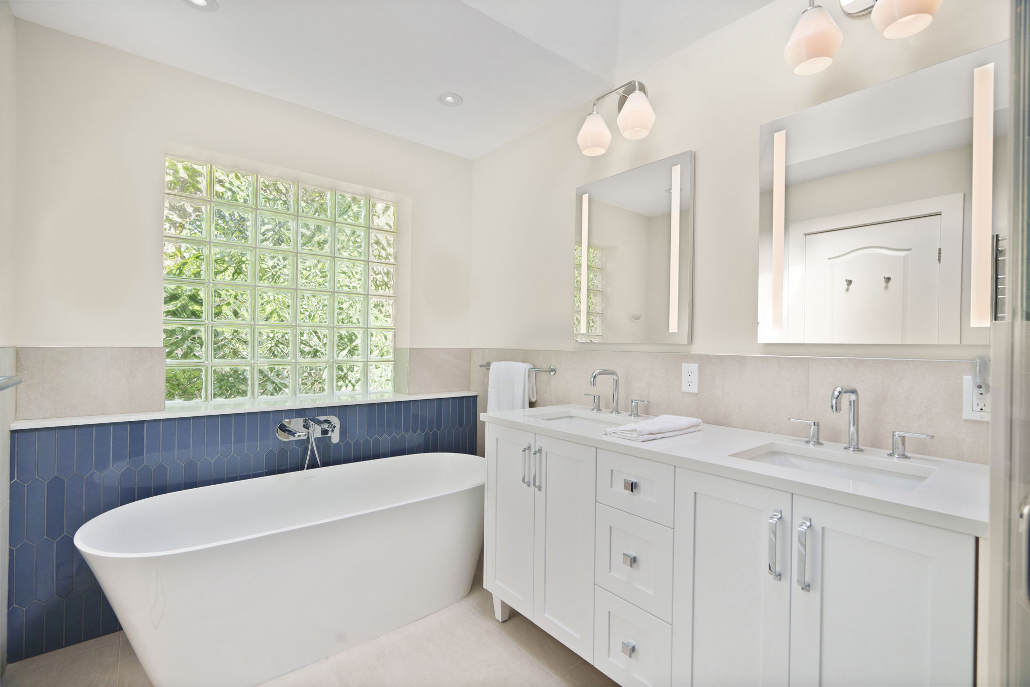 72 Deloraine Ave Toronto, ON M5M 2A7