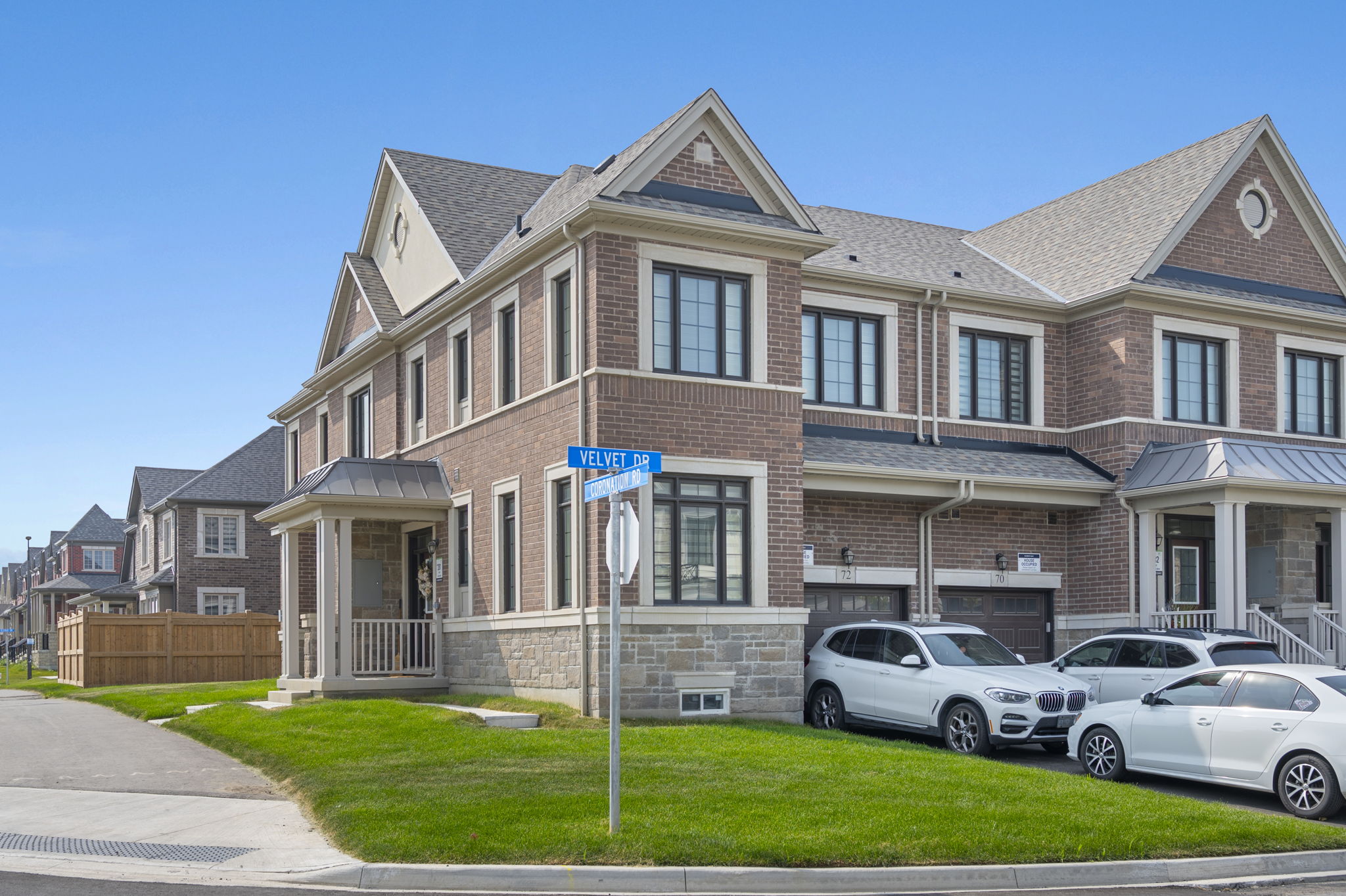 72 Velvet Dr Whitby, ON L1P