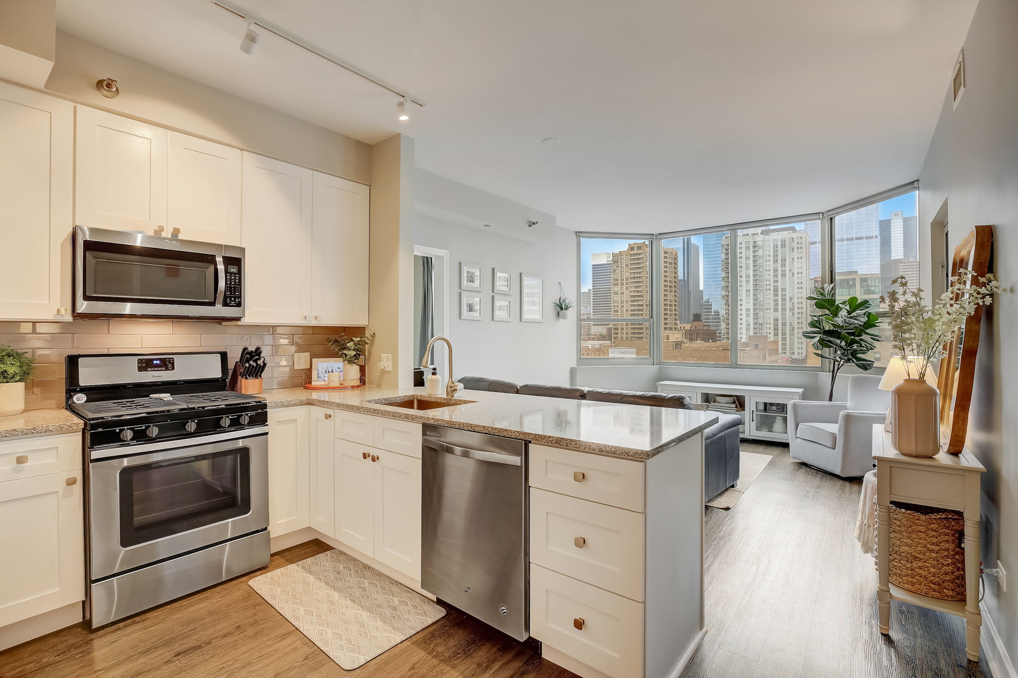 W Randolph St #806-020