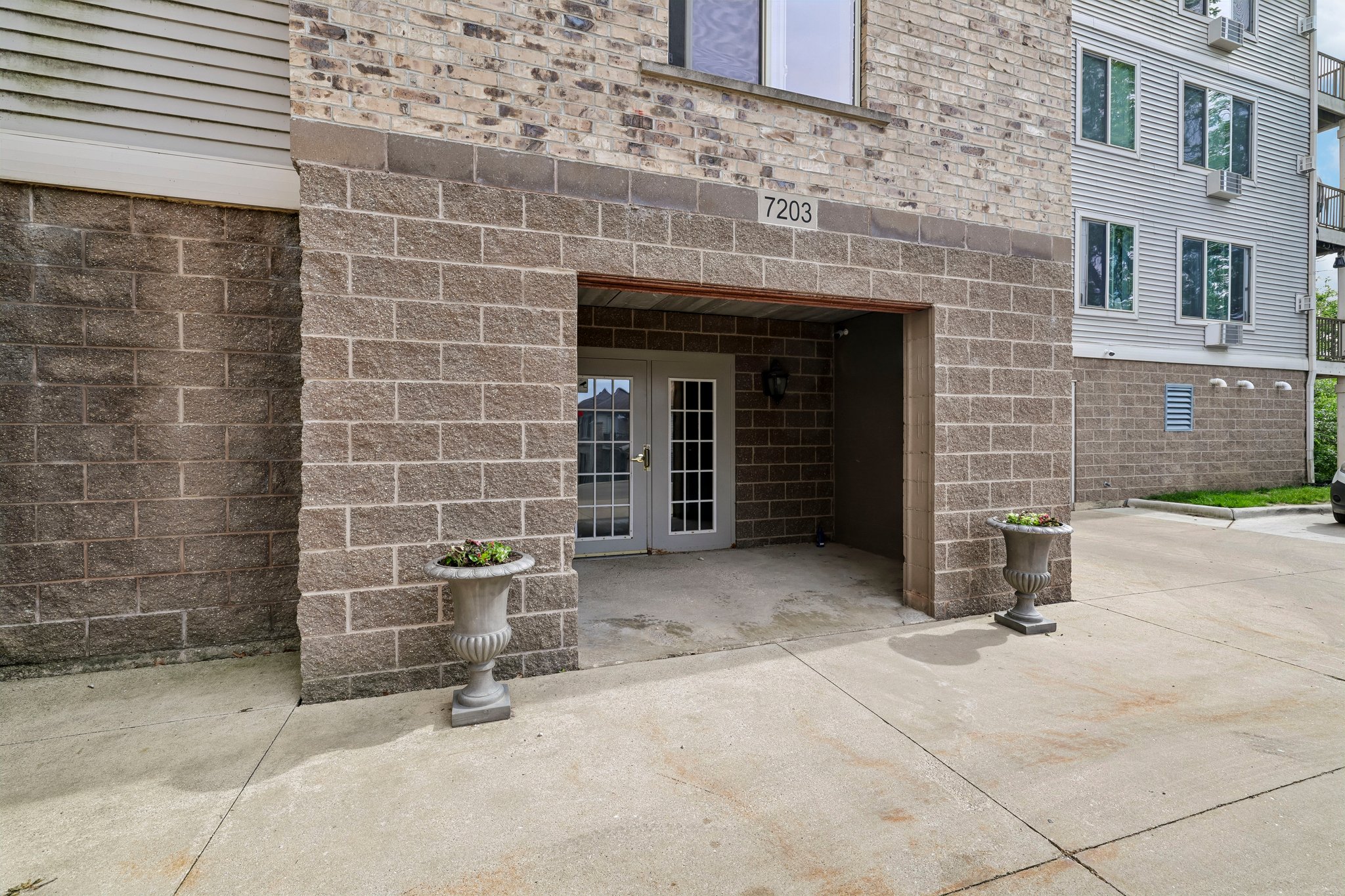 - 7203 Mid Town Rd 212-S3005-002.jpg