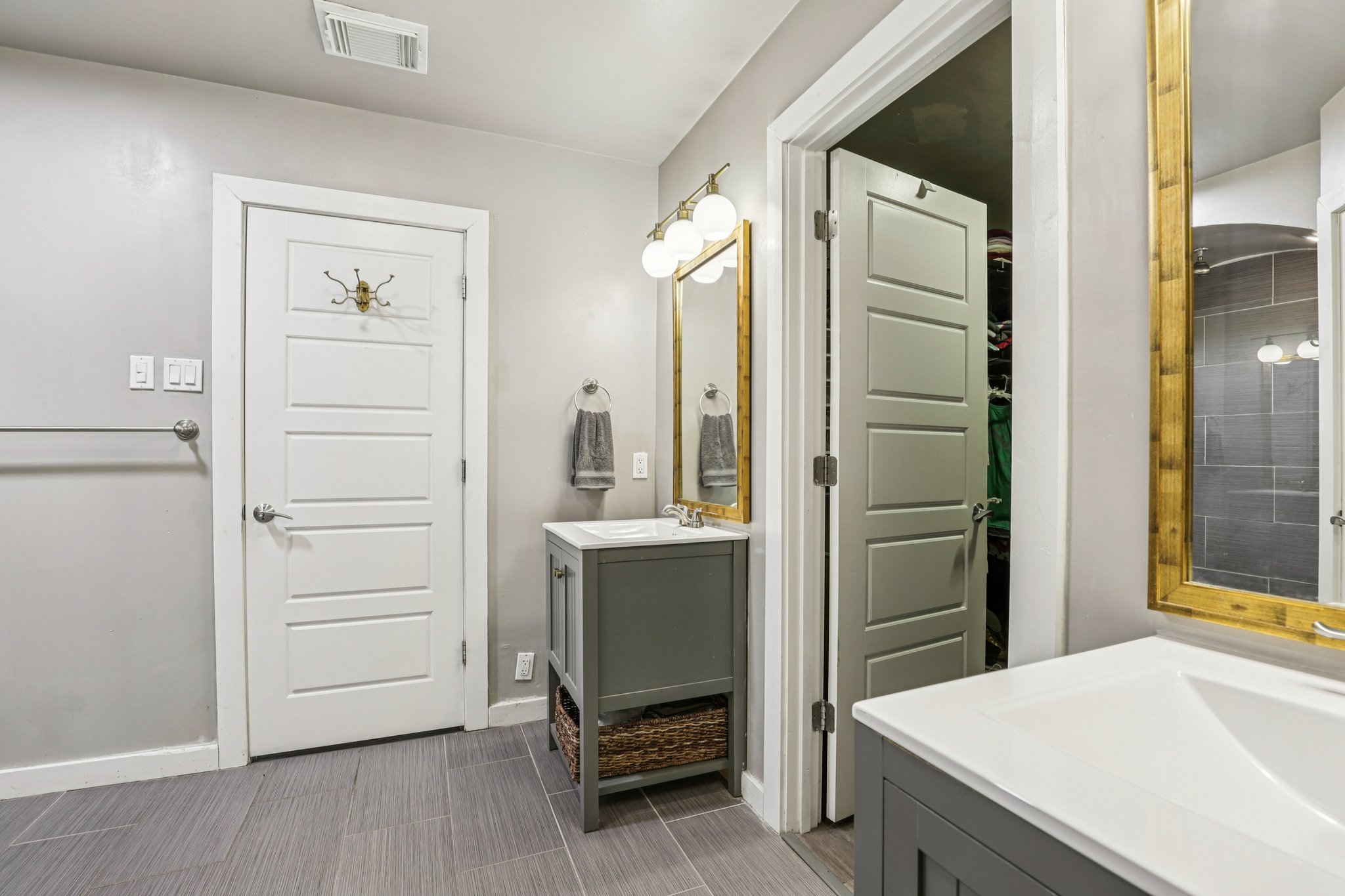 St James St-S2410-040.jpg