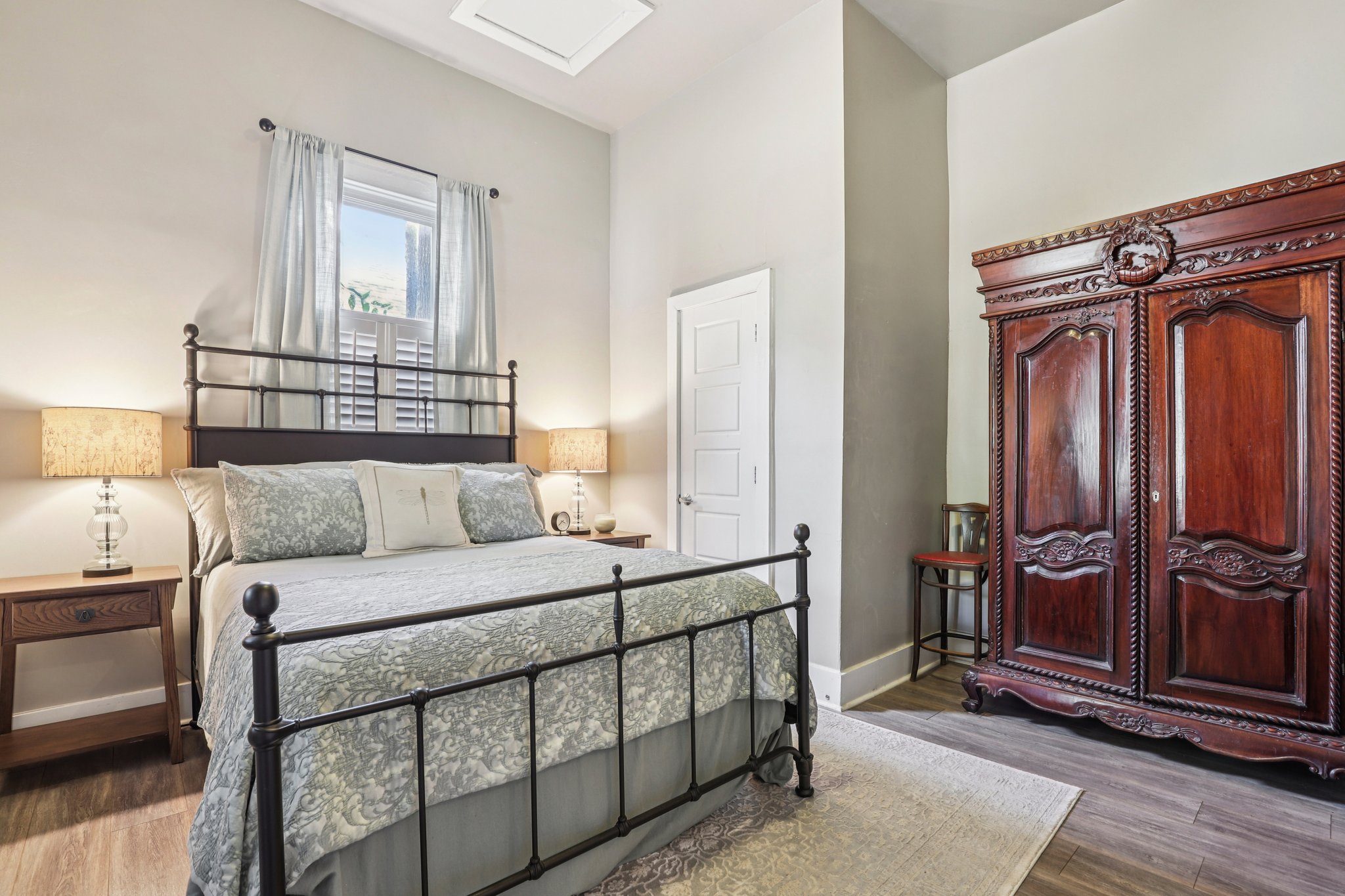 St James St-S2410-048.jpg