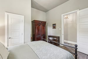 St James St-S2410-049.jpg