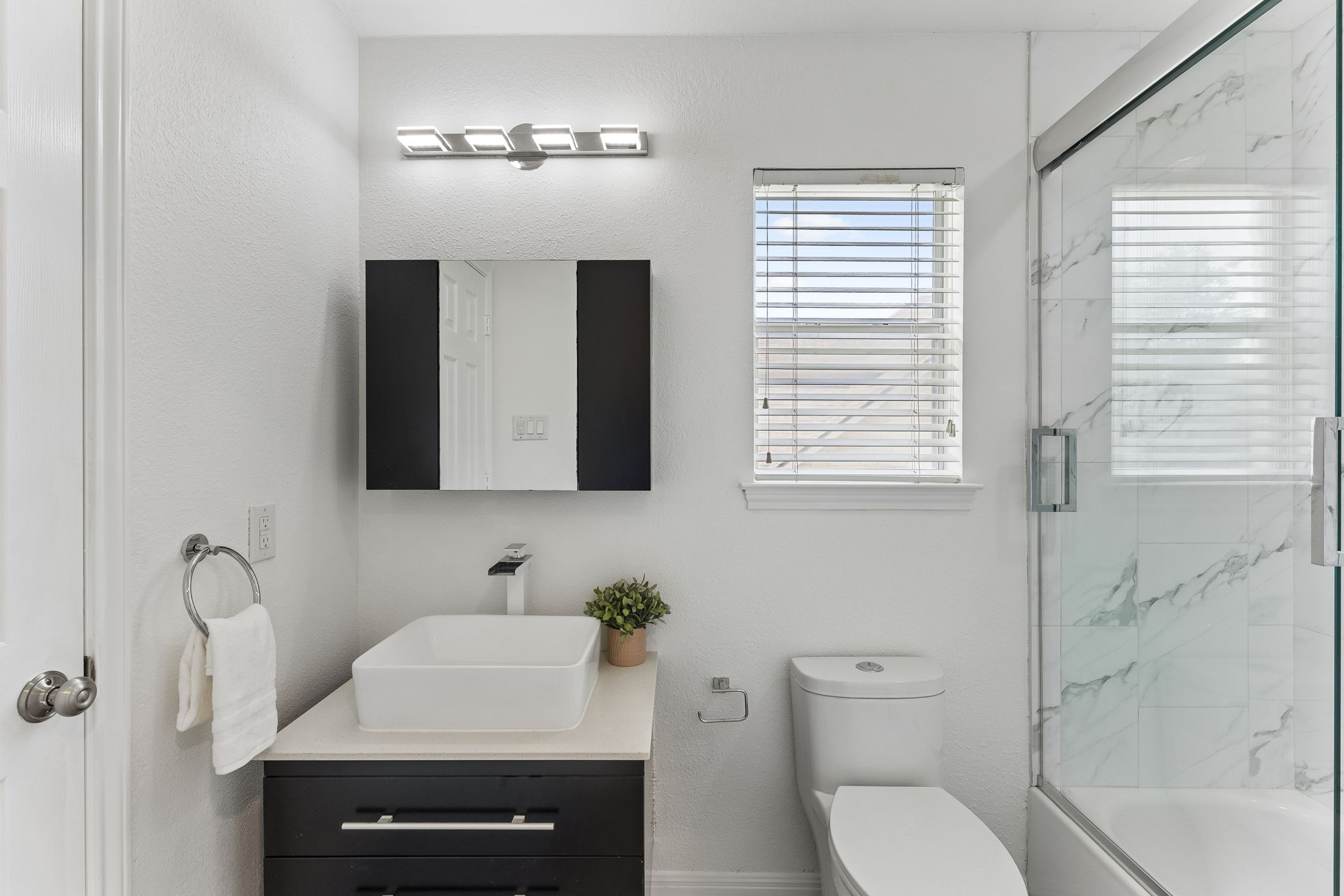 Full Bathroom 2
