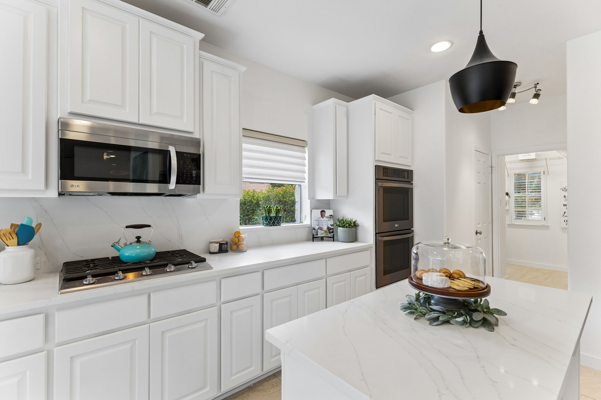 5-Burner Gas Cooktop and Center Island w Quartz Countertops