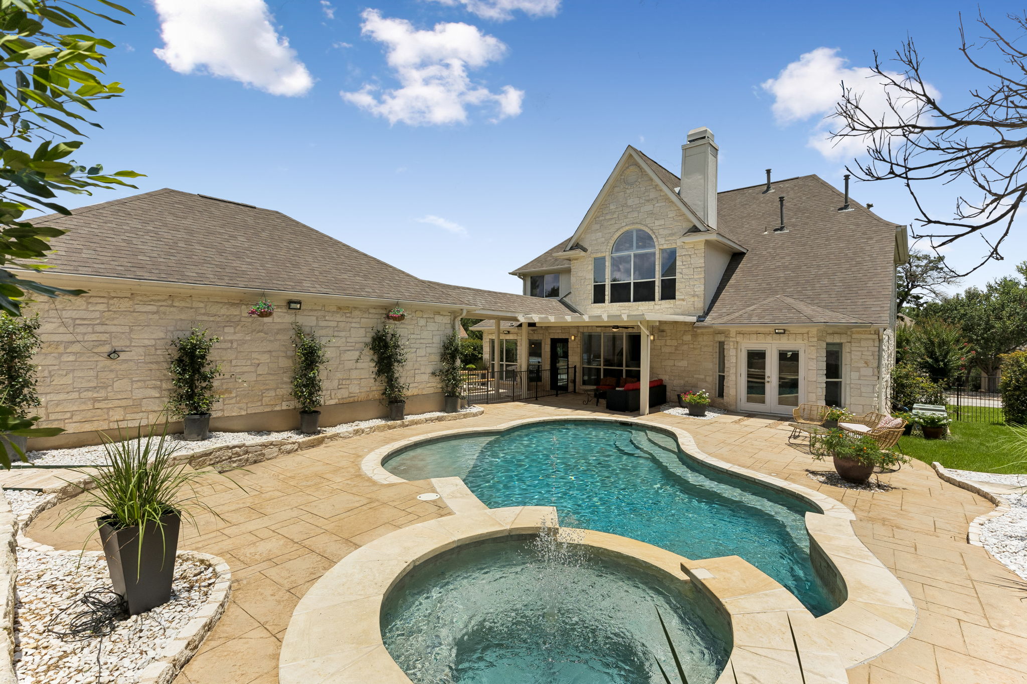 Hot Tub w Water Feature