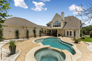 Hot Tub w Water Feature