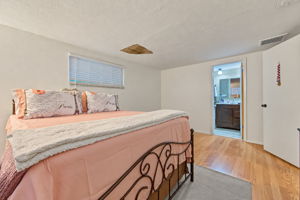 Primary Bedroom1b-e