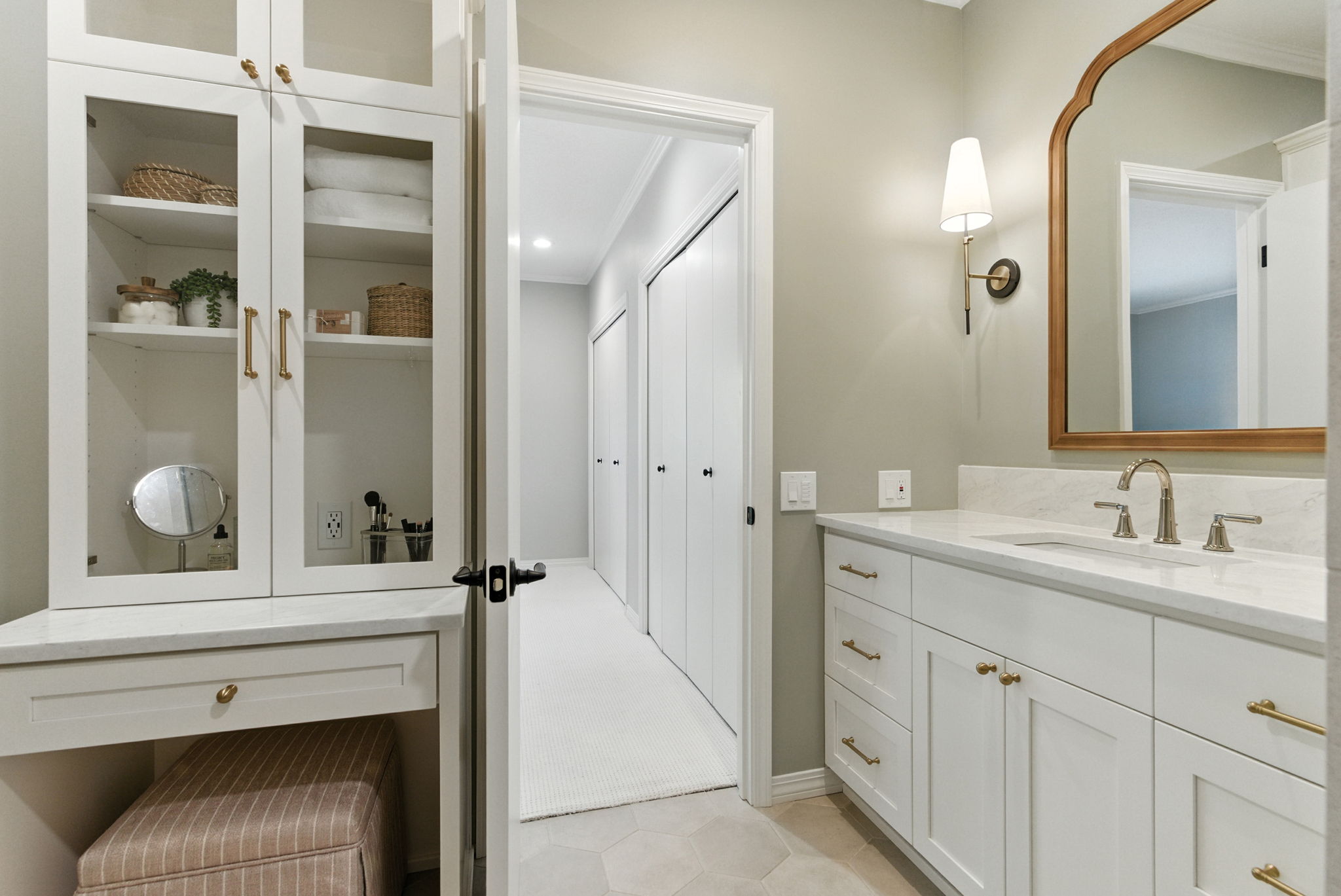 Bedroom 2 Bathroom Sit down Vanity