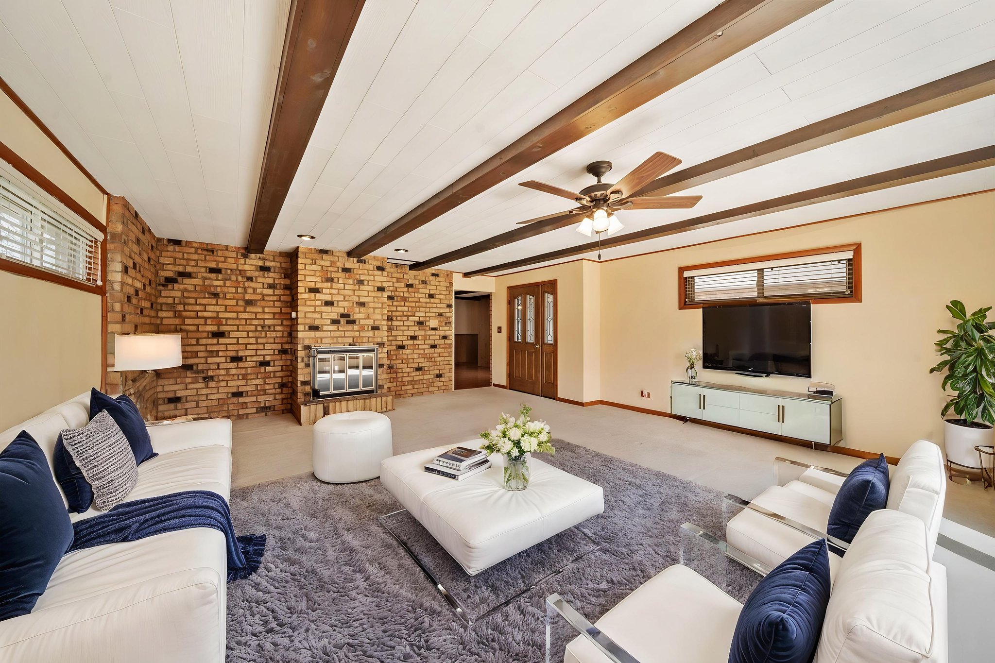 DSC04134 virtually staged.jpeg