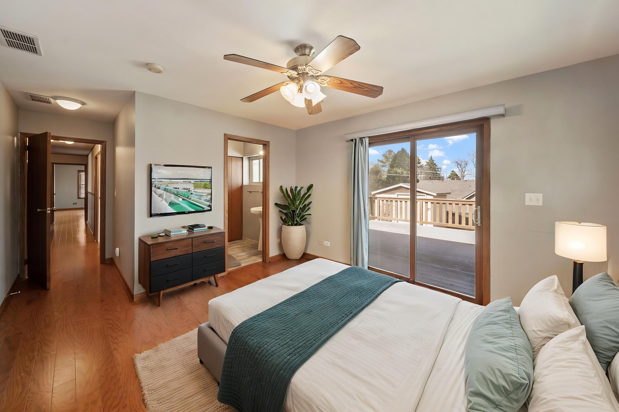 DSC04095 virtually staged.jpeg