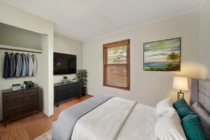 DSC04107 virtually staged.jpeg