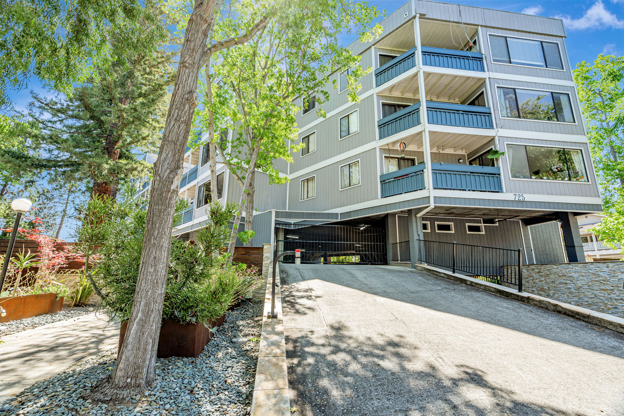 003_725 Mariposa Ave 102 