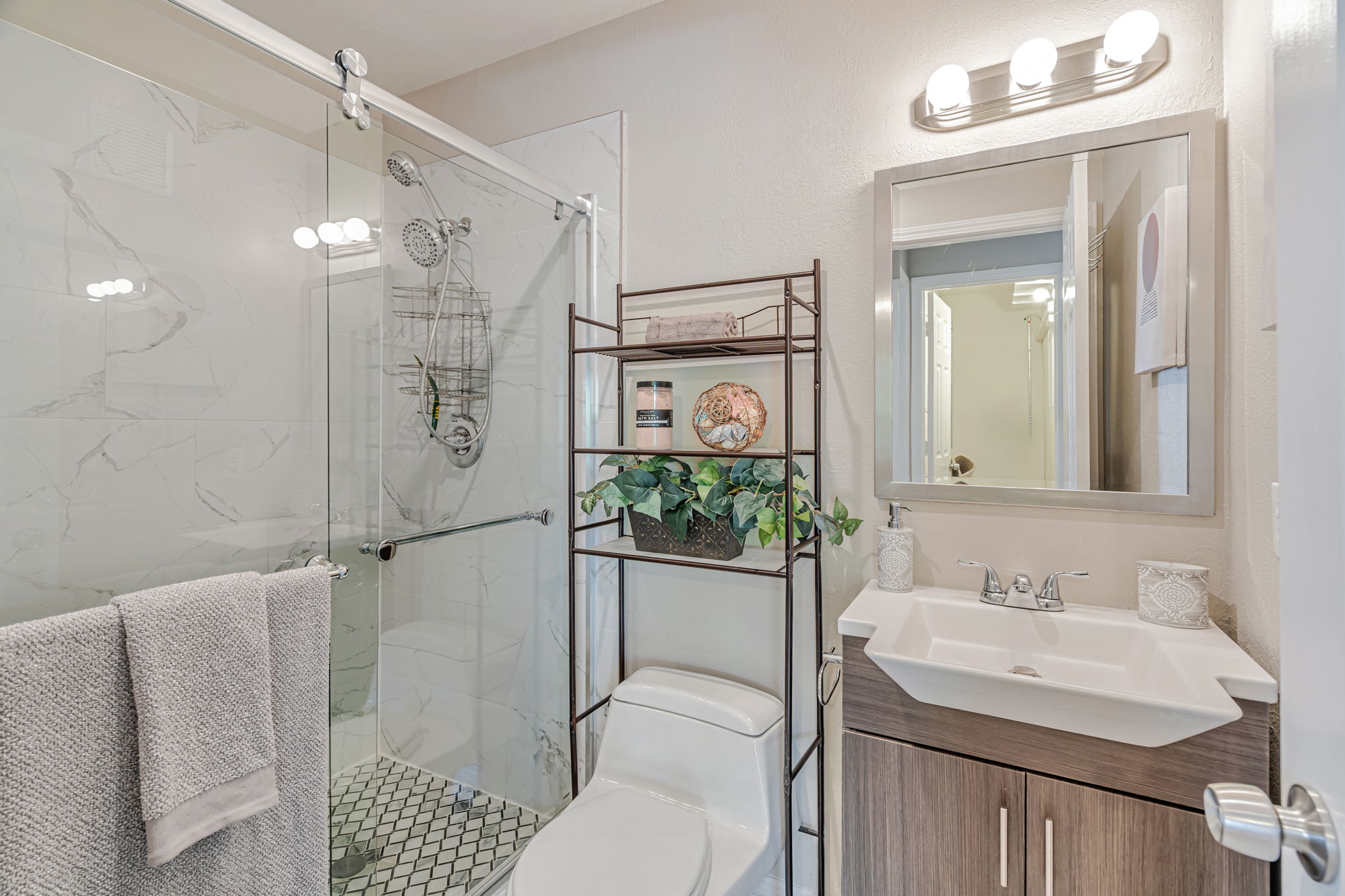 029_725 Mariposa Ave 102 