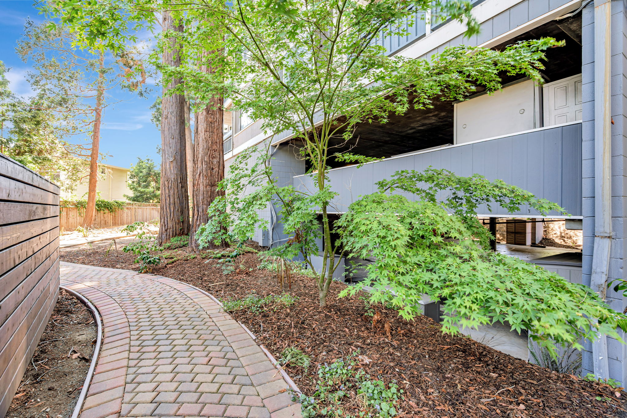 039_725 Mariposa Ave 102 