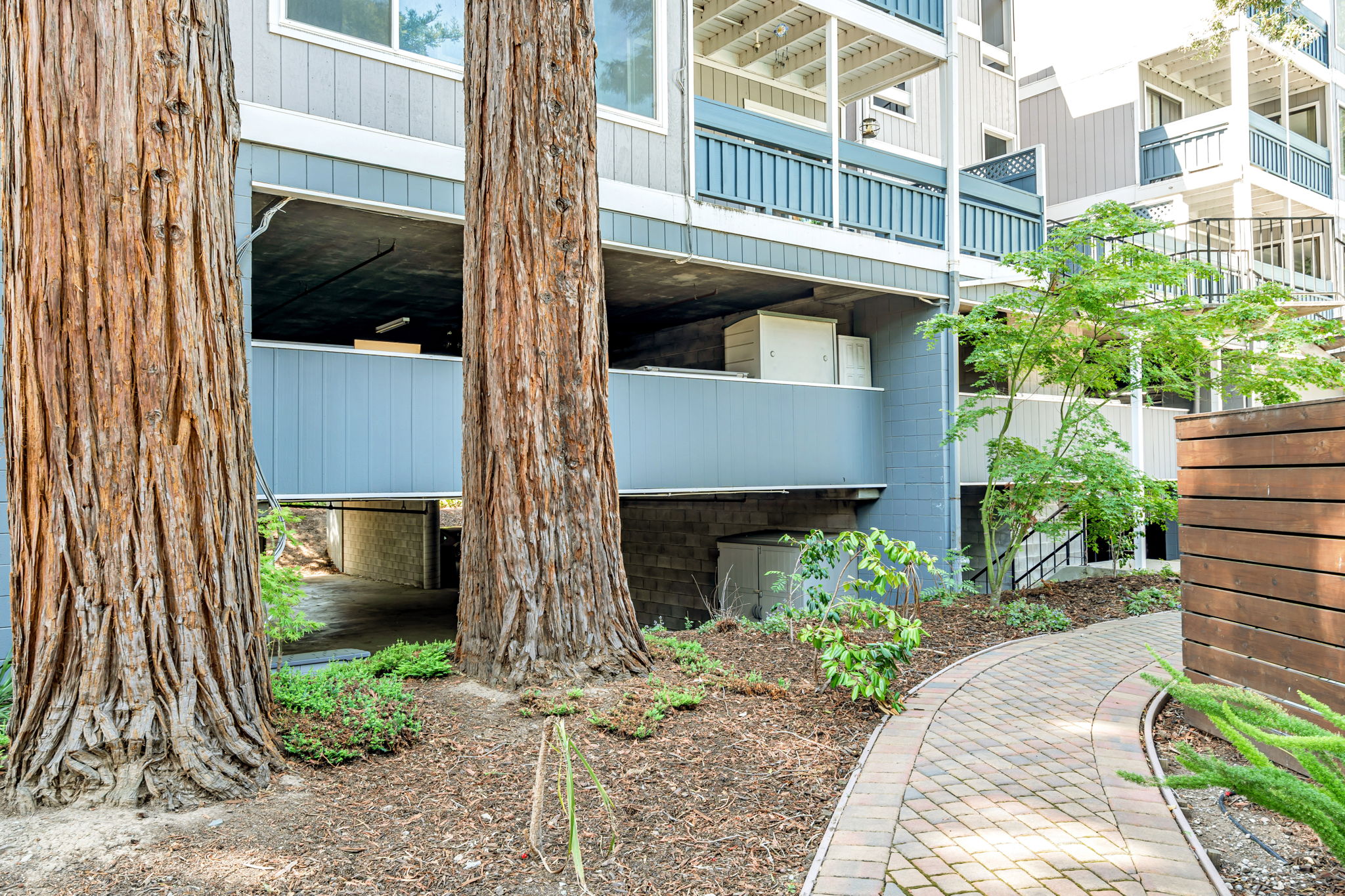 040_725 Mariposa Ave 102 