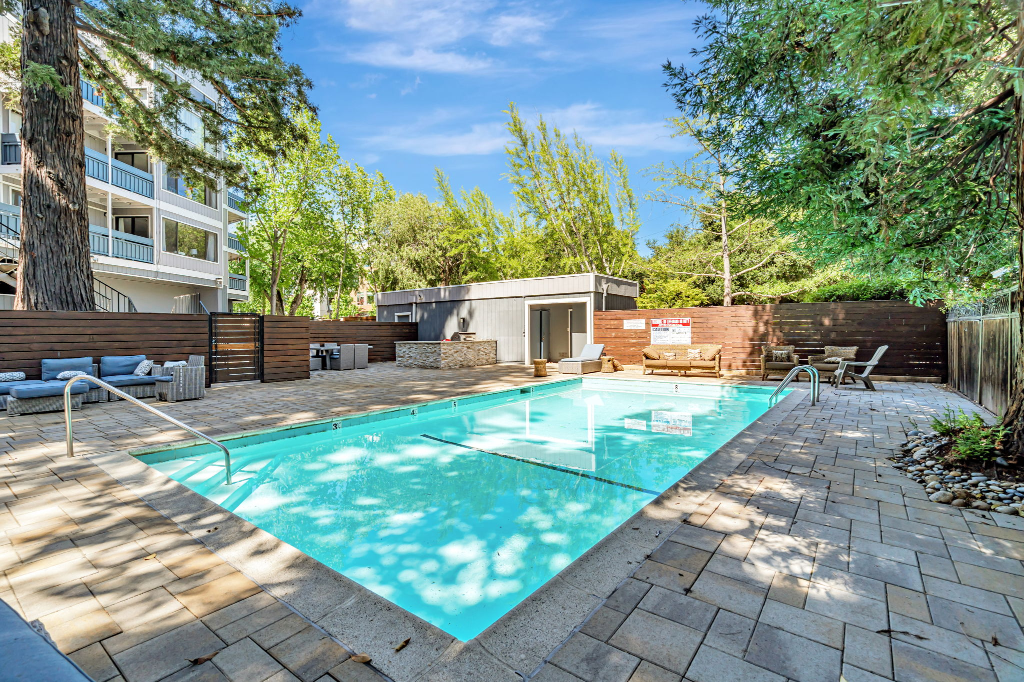041_725 Mariposa Ave 102 