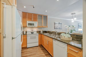 011_725 Mariposa Ave 102 