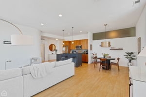 725 N Aberdeen St 604_003