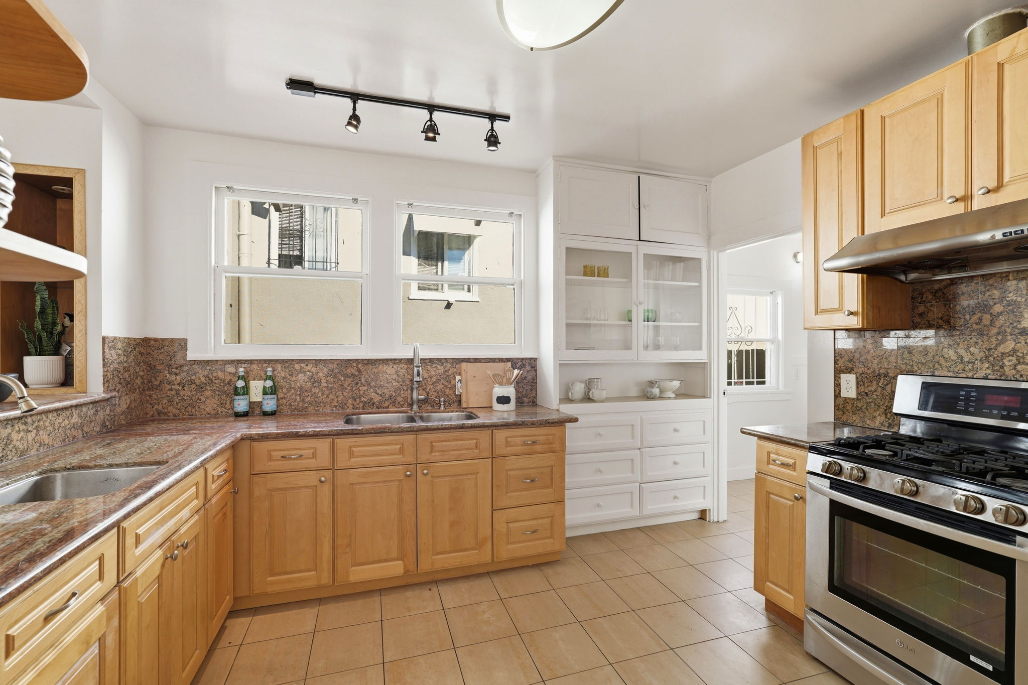  Photo 10